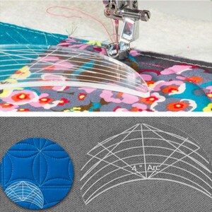 Peut inclure: Un gabarit de quilting en plastique transparent avec un arc de 10 cm et des lignes de quadrillage. Le gabarit est utilis&eacute; pour cr&eacute;er des motifs de quilting courbes. Le gabarit est pr&eacute;sent&eacute; en cours d'utilisation sur une machine &agrave; coudre et le motif de quilting fini est pr&eacute;sent&eacute; sur un tissu bleu.