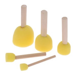 Op de afbeelding: Set van vier gele sponsverfkwasten met houten handvatten. De kwasten zijn in verschillende maten en vormen.