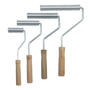 Può includere: Quattro rulli metallici a punte con manici in legno di diverse dimensioni. I rulli hanno piccole punte distanziate uniformemente. I manici sono in legno chiaro. I telai metallici sono argentati.