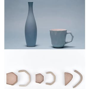 Puede incluir: Un juego de botella y taza de cerámica azul claro. La botella tiene una forma alta y delgada. La taza tiene un diseño geométrico y un asa. Debajo hay varios posavasos de cerámica a juego.