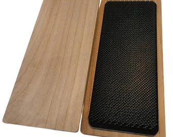 Hårhår, ritmatta i trä, ritkort med böjd nål, perukverktyg, hårplacering, knut- och stylingtillbehör, hobbykam