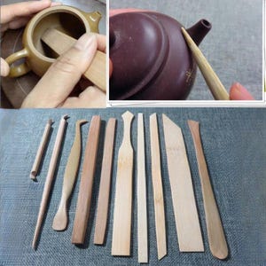 Puede incluir: Un conjunto de diez herramientas de madera para limpiar teteras. Las herramientas están hechas de bambú natural y tienen varias formas y tamaños. Las herramientas se muestran sobre una superficie gris texturizada.