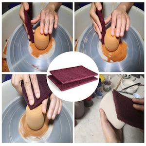 Può includere: Due spugne abrasive color bordeaux sono mostrate su uno sfondo bianco. Le spugne sono realizzate in un materiale ruvido e sono progettate per pulire e lucidare la ceramica.