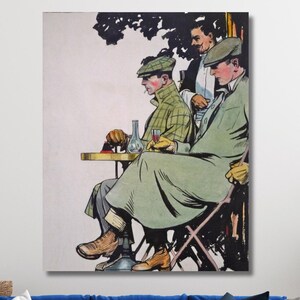 Puede incluir: Tres hombres con chaquetas y sombreros de tweed están sentados en una mesa al aire libre. Están bebiendo de vasos y hablando. La escena está ilustrada en un estilo vintage.