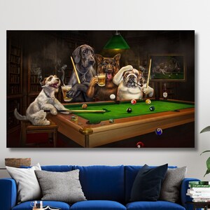 Puede incluir: Un grupo de perros jugando al billar en una habitación con poca luz. Los perros llevan ropa humana y sostienen tacos de billar y bebidas. La mesa de billar es verde con bolas blancas y una superficie de fieltro marrón. La habitación tiene un suelo de madera oscura y una estantería en el fondo.