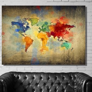 Könnte beinhalten: Eine Aquarell-Weltkarte mit einem Vintage-Hintergrund im Used-Look. Die Kontinente sind schwarz umrandet und mit verschiedenen Farben gefüllt, darunter Blau, Grün, Gelb, Orange und Rot.