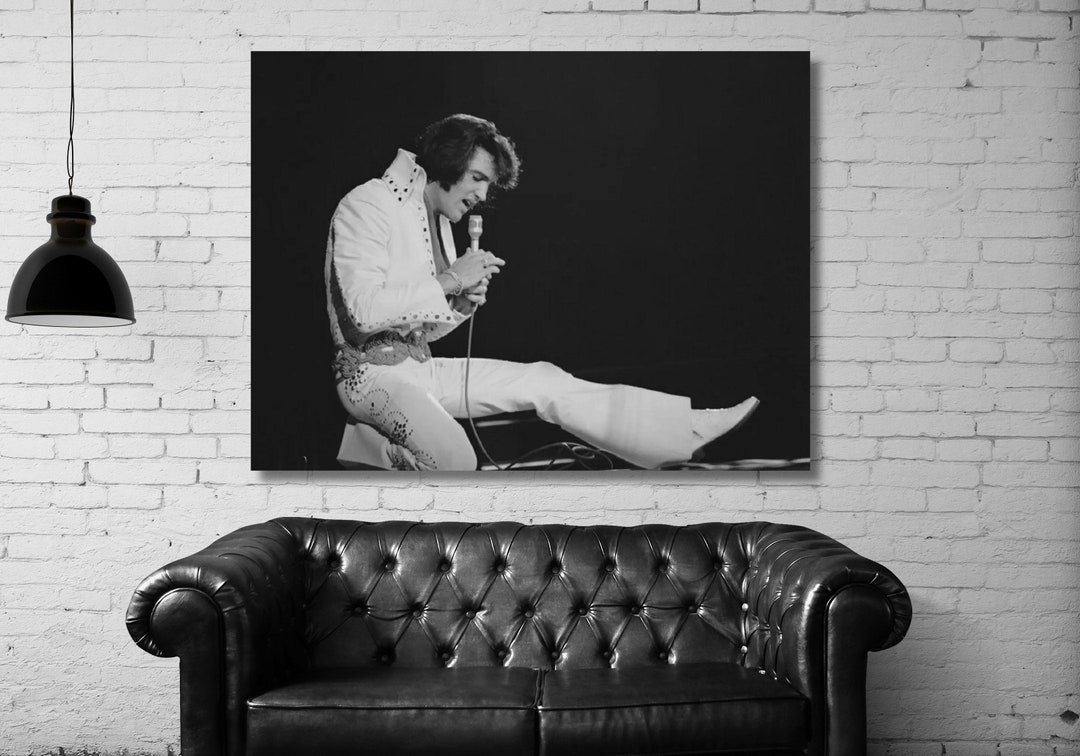 Elvis Presley In The Throne Glass Wall Art || Designer's Collection &ndash; EU