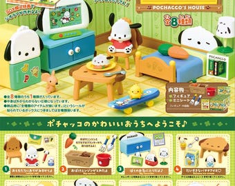 Op de afbeelding: Een set van acht miniatuur speelgoedmeubels met het cartoonkarakter Pochacco. De set bevat een bed, een stoel, een tafel, een skateboard, een plantenbak, een televisie, een kalender en een klein ijsje. De speelgoedstukken zijn allemaal van plastic en zijn geschilderd in felle kleuren. De set is verpakt in een doos met een afbeelding van Pochacco erop. De tekst op de doos luidt "Pochacco's House".