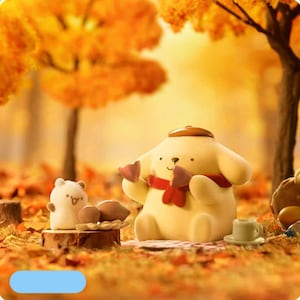 K&ouml;nnte beinhalten: Eine herbstliche Szene mit zwei Cartoon-Figuren. Eine cremefarbene Figur mit rotem Schal und braunem Hut h&auml;lt ein Geb&auml;ck. Eine kleinere wei&szlig;e B&auml;renfigur ist in der N&auml;he. Der Hintergrund ist mit goldenen Herbstbl&auml;ttern gef&uuml;llt, was eine warme Atmosph&auml;re schafft.