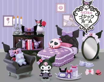 Könnte beinhalten: Ein schwarzes und violettes Puppenhaus-Schlafzimmerset mit gotischem Thema. Das Set enthält ein Bett, einen Schminktisch, einen Stuhl und eine Puppe. Das Bett hat ein schwarzes Kopfteil mit einer rosa Schleife und eine violett-schwarze Bettdecke. Der Schminktisch hat einen Spiegel und ein schwarz-weißes Totenkopf-Kissen. Der Stuhl ist schwarz mit einem violetten Kissen. Die Puppe ist schwarz mit einer rosa Schleife und einem schwarzen Kleid. Das Set ist mit schwarzen und violetten Akzenten verziert.