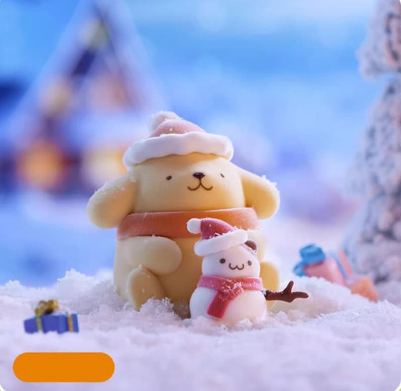 K&ouml;nnte beinhalten: Winterliche Szene mit einem gelben Cartoon-Charakter mit Weihnachtsm&uuml;tze und Schal, neben einem kleinen Schneemann. Die Szene ist verschneit, mit Miniatur-Geschenkboxen, die eine festliche Urlaubsatmosph&auml;re erzeugen.