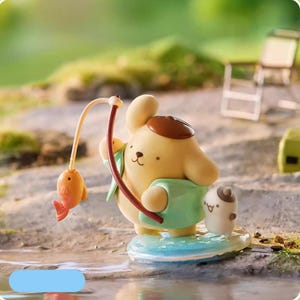 K&ouml;nnte beinhalten: Figur eines gelben Cartoon-Charakters beim Angeln mit braunem Hut und gr&uuml;nem Hemd. Er h&auml;lt eine Angelrute mit einem orangefarbenen Fisch. Eine kleine wei&szlig;e Figur mit Hut steht daneben. Die Figur steht auf einer blauen Basis.