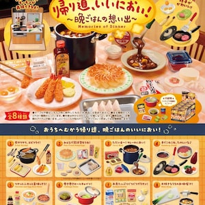 Può includere: Un set di cibo in miniatura con vari piatti giapponesi, tra cui gamberi fritti, riso al curry e zuppa di miso. Il set include piccole pentole, padelle e ingredienti, tutti disposti su un tavolo. La confezione recita "Memories of Dinner."