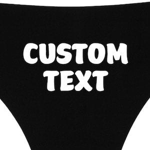 Pode incluir: Conjunto de três canecas de cerâmica com acabamento fosco e salpicado. As canecas são em tons de creme, cinza claro e cinza escuro. Design simples e minimalista.