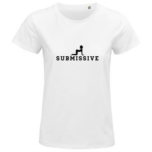 Może przedstawiać: Biała koszulka z czarną grafiką przedstawiającą osobę w pozycji klęczącej nad słowem "SUBMISSIVE" pogrubioną czcionką bezszeryfową. Koszulka ma okrągły dekolt i kr&oacute;tkie rękawy.