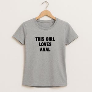 Camiseta blanca o gris con texto "A esta chica le encanta el sexo anal" - Camiseta anal - Regalo fetichista anal - Chicas anales - Juego de rol