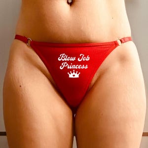 Perizoma rosso a coste con anello, stile principessa del pompino - Intimo fetish - Mutandine con slogan perversi