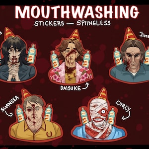 Peut inclure: Ensemble de cinq autocollants avec le texte "MOUTHWASHING" et "STICKERS - SPINELESS". Chaque autocollant représente un personnage blessé, portant un chapeau de fête et tenant une bouteille de bain de bouche. Les noms Anya, Daisuke, Jimmy, Swansea et Curly sont inclus.