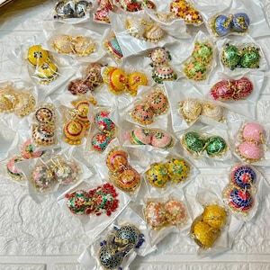 Geassorteerd lot van 25 Meenakari Jhumki-oorbellen, Mehndi-gunsten, Retourcadeaus bruiloft, Feestartikelen bruidsmeisje, Mehendi Sangeet Dholki-cadeaus