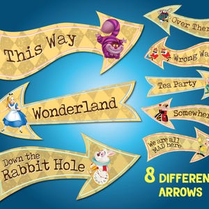 Könnte beinhalten: Acht gelbe und weiße Pfeilschilder mit verschiedenen Alice im Wunderland-Motiven. Die Schilder zeigen Texte wie "This Way", "Wonderland", "Down the Rabbit Hole", "Over There", "Wrong Way", "Tea Party", "Somewhere" und "We are all MAD here".