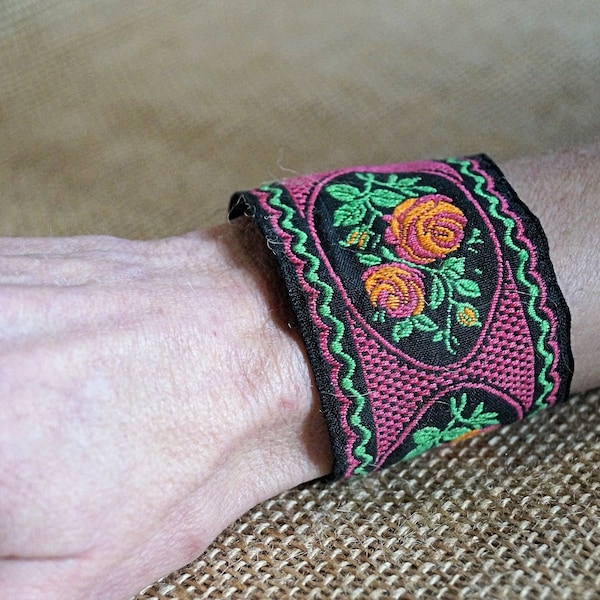 Bracelet Passementerie ancienne fait main ruban fleuri, rose de couleur rose et orange idée cadeau