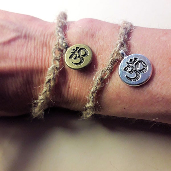Deux Bracelet jute crocheté zen Ohm , breloque vieux bronze ou argenté, Artisanal Bracelet amitié ou couple zen écoresponsable artisanal.