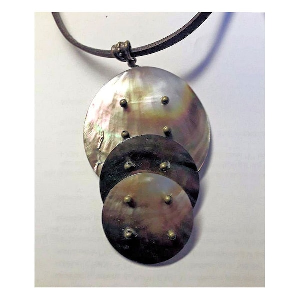 Collier Grands boutons de nacre agrémentés de perles vieux bronze et montés sur un gros lacet cuir  écoresponsable nature