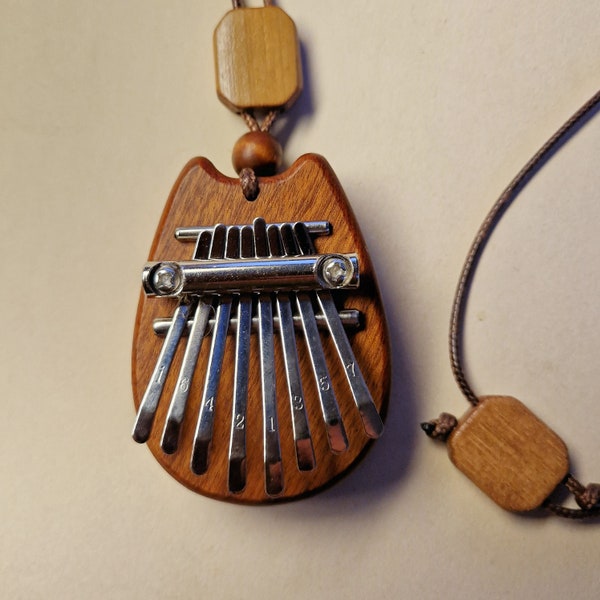 Collier Kalimba silhouette chat instrument musique perles de bambou , récoresponsable artisanal.