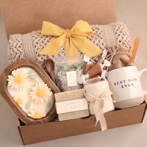 Mothers Day Gift with Flower, Cozy Gift Box for Mom, Custom Mom Gift, Gift Basket for Mom, Gift Set for Women Daisy WoodCandle