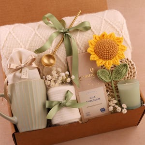 Crochet Sunflower Mothers Day Gift Box, Gift Box for Grandma, Daughter to Mother Gift, Gift Box for Mom Gift Set, Self Care Gift for Mom Sunflower Blanket