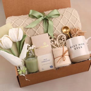 Mothers Day Gift with Flower, Cozy Gift Box for Mom, Custom Mom Gift, Gift Basket for Mom, Gift Set for Women White Tulips Blanket