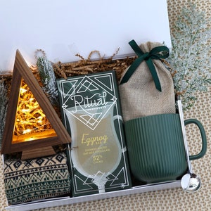 Holiday gift box Best Friend, Christmas gift, Winter gift, Gift box for women, gift idea, Gift box for women, Care package for her Warm gift LedTreeGreenMug