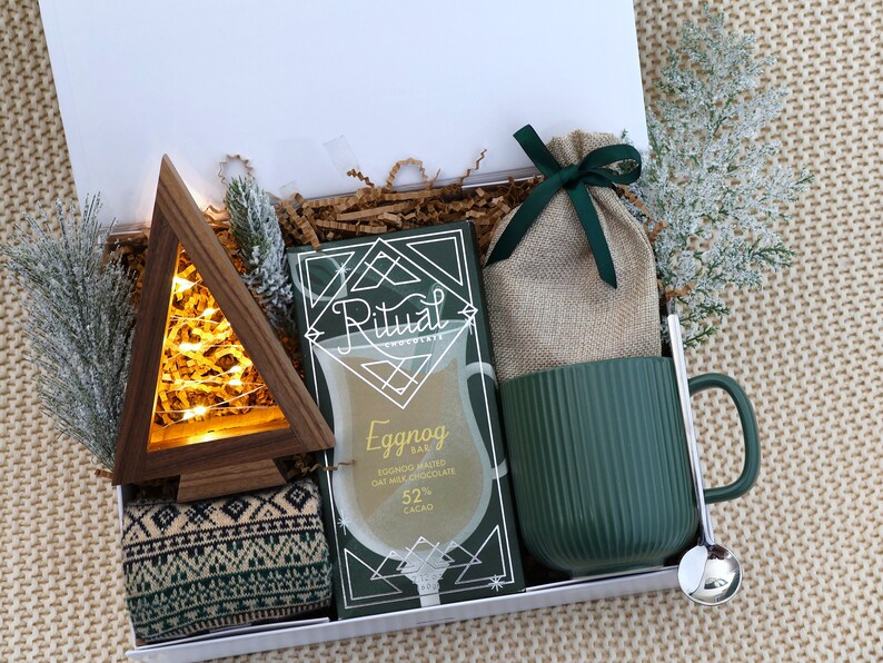 Holiday gift box Best Friend, Christmas gift, Winter gift, Gift box for women, gift idea, Gift box for women, Care package for her Warm gift LedTreeGreenMug