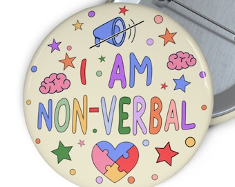 Könnte beinhalten: Ein cremefarbener Knopf mit einem bunten Design. Der Knopf zeigt ein durchgestrichenes Megaphon, ein Gehirn, ein Herz mit Puzzleteilen und den Text "I AM NON-VERBAL".