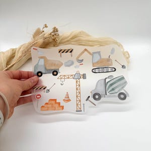 Könnte beinhalten: Eine Blatt mit transparenten Vinyl-Aufklebern mit Aquarell-Illustrationen von Baufahrzeugen und Werkzeugen. Die Aufkleber beinhalten einen Kipplaster, einen Bagger, einen Betonmischer, einen Kran, einen Verkehrskegel, Ziegel, Schaufeln und Nägel.
