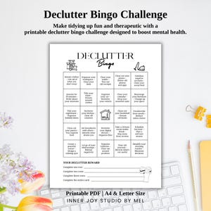 Pode incluir: Um cartão de bingo imprimível com um design preto e branco. O cartão é intitulado "Declutter Bingo" e apresenta uma variedade de tarefas de organização, como limpar o seu telefone, organizar o seu armário e organizar o seu espaço de trabalho. O cartão também inclui uma seção de recompensas por completar linhas e o cartão inteiro.