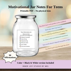 Op de afbeelding: Een heldere glazen pot met een zilveren deksel, met het label "Teen Motivation Jar". De pot bevat een lijst met affirmaties. Tekst op de afbeelding luidt "Motivational Jar Notes For Teens" en "90 Affirmations."
