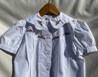 5/6 years VINTAGE 80s kids white blouse short sleeves and embroidered flowers, special retro flower dress shirt, a unique gift for kids