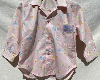 4/5 Jahre - Vintage 80er Jahre Bluse Langarmshirt rosa mit Schulillustrationen und Pyjamakragen.