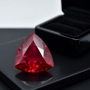 7 Ct Extremely Rare AAA+ Certified Natural Burma Pigeon Blood Ruby Trillion Shape Beautiful Cut Loose Ruby Gemstone For Jewelry