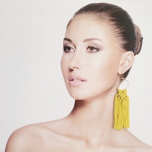 Frange macramé jaune longue. Des boucles d&#39;oreilles