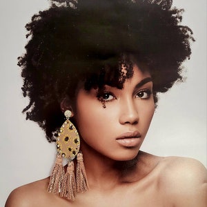 Aretes largos con flecos de girasol tostado