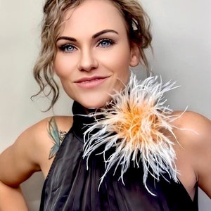 Unique Ombre Handmade Feather Brooch Unique Gift for Women ostrich feather brooches for fashion enthusiasts Artisanal ostrich plume pins Brzoskwiniowy