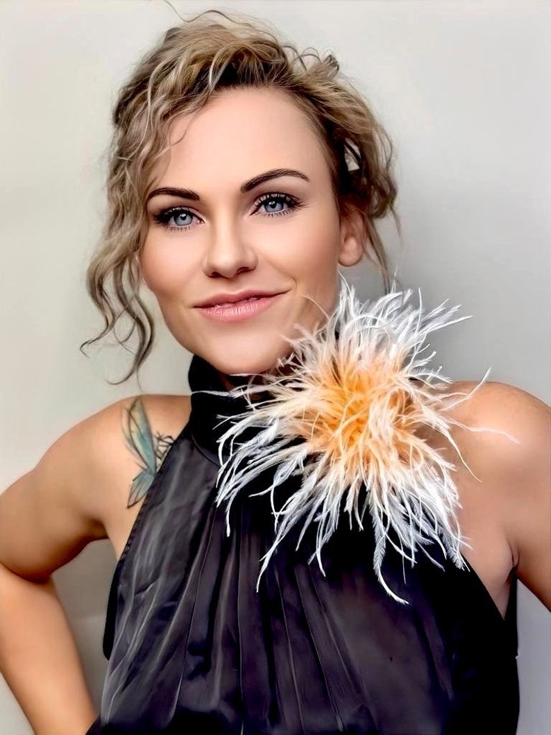 Unique Ombre Handmade Feather Brooch Unique Gift for Women ostrich feather brooches for fashion enthusiasts Artisanal ostrich plume pins Brzoskwiniowy