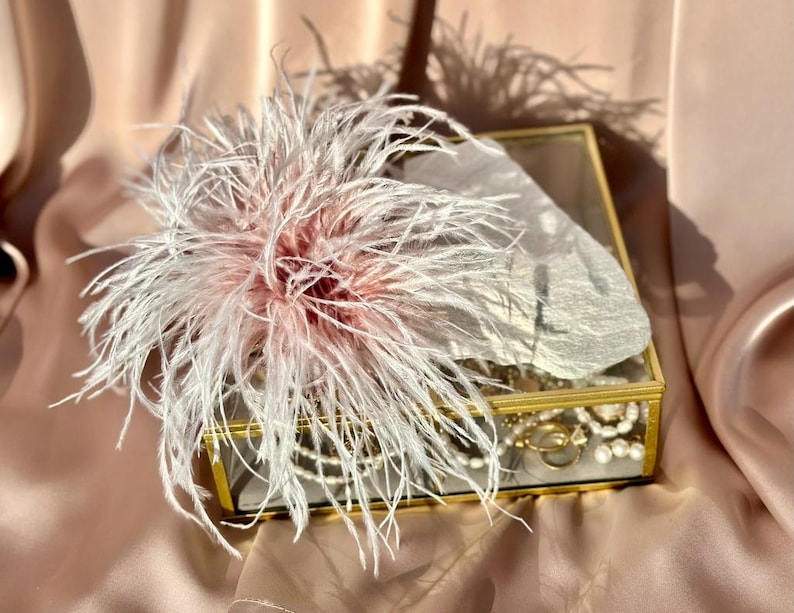 Unique Ombre Handmade Feather Brooch Unique Gift for Women ostrich feather brooches for fashion enthusiasts Artisanal ostrich plume pins Pudrowy róż