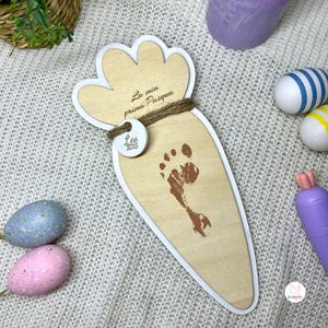 Plaque empreinte de pied de bébé en bois, Ma première Pâques, personnalisable avec nom et année, forme carotte de Pâques - Double couche