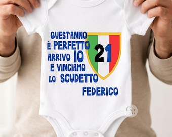 Body Neonato Inter Campione d’Italia, Body Scudetto Inter Personalizzato con Nome, Regalo Nascita Piccolo Tifoso Interista, Cuore Nerazzurro