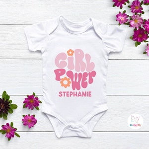 Personalisierter Baby-Mädchen-Strampler – Girl Power – individueller Baby-Namen-Strampler – Coming-Home-Outfit – Babyparty-Geschenk – Baby-Body mit Namen, Neugeborenes