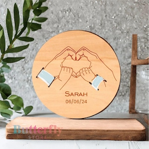Targa In Legno Personalizzata Mani di Mamma e Neonato – Targa Porta Bracciali Nascita - Ricordo Nascita, Regalo Baby Shower, Battesimo