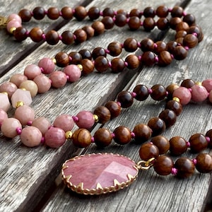 Mala fürs Herzchakra, für Lebenswandel und Optimismus mit Rhodonit- und Holzperlen